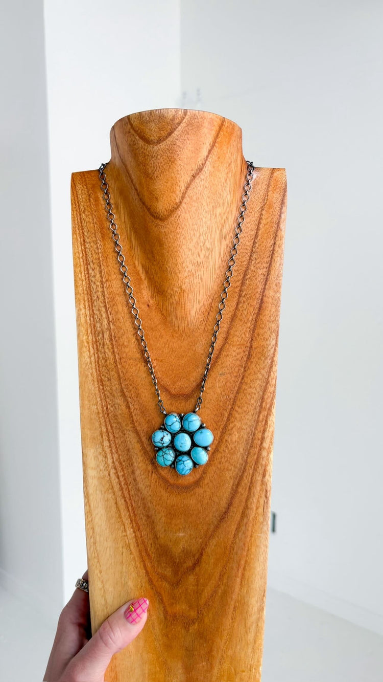 ANTIONETE MART CLUSTER PENDANT NECKLACE